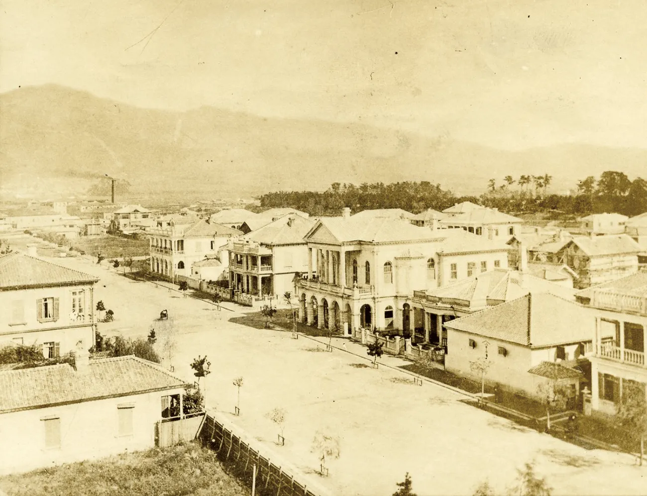 建築中の居留地(京町南角から北）