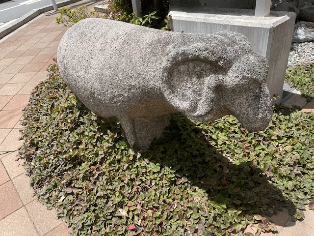 旧紅塵荘のヒツジ石像