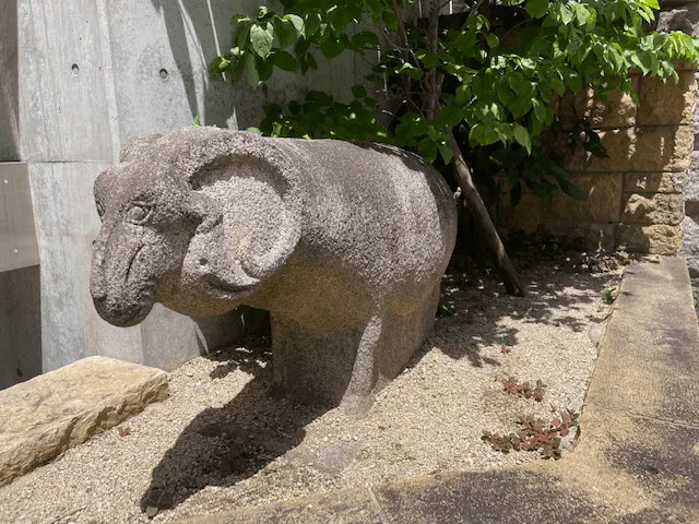 旧紅塵荘のヒツジ石像