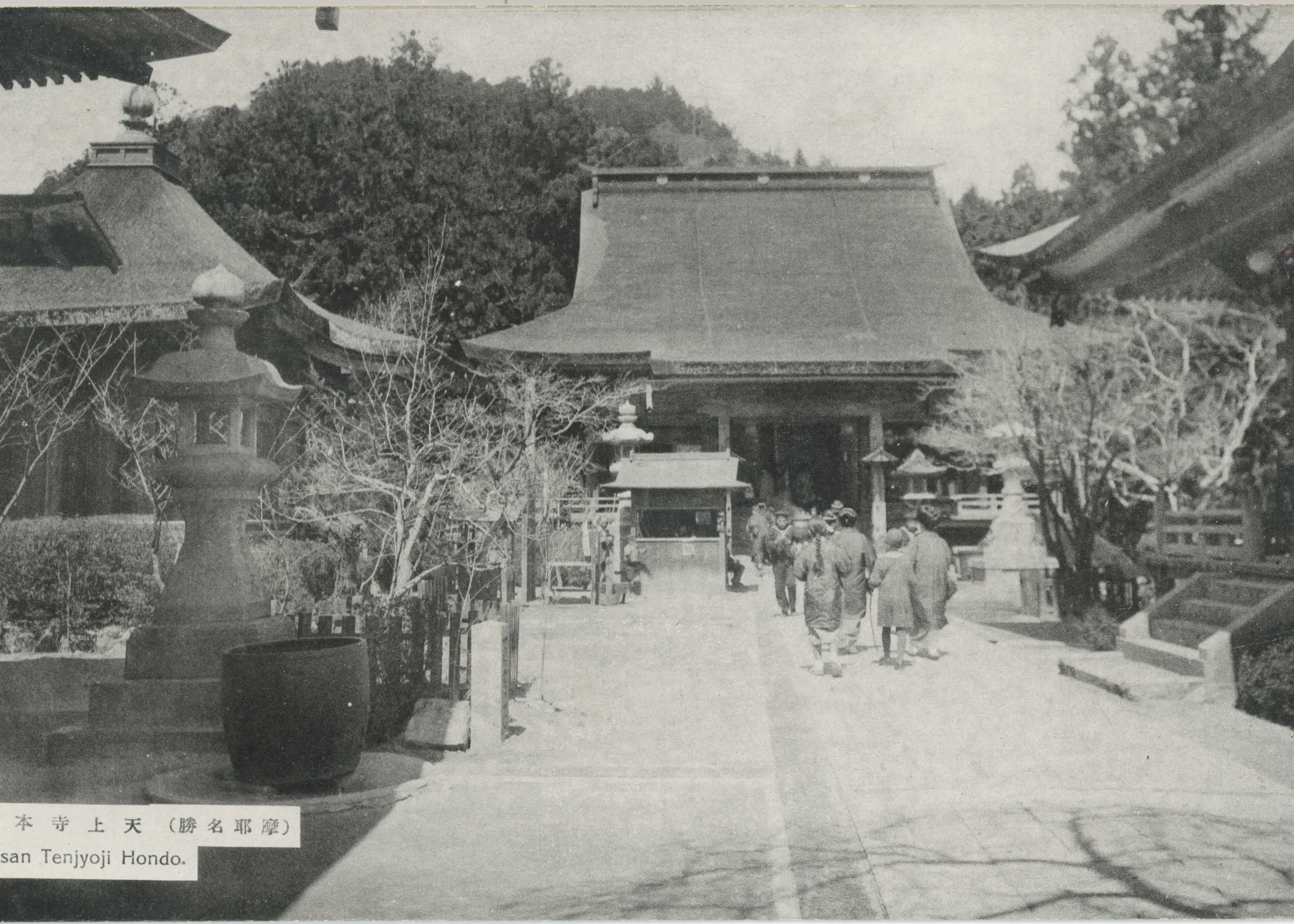 摩耶山忉利天上寺の本堂に参拝客が訪れている写真。