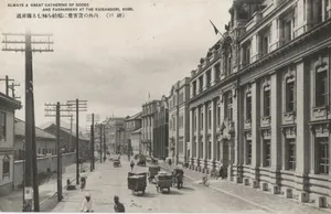 込み合う海岸通