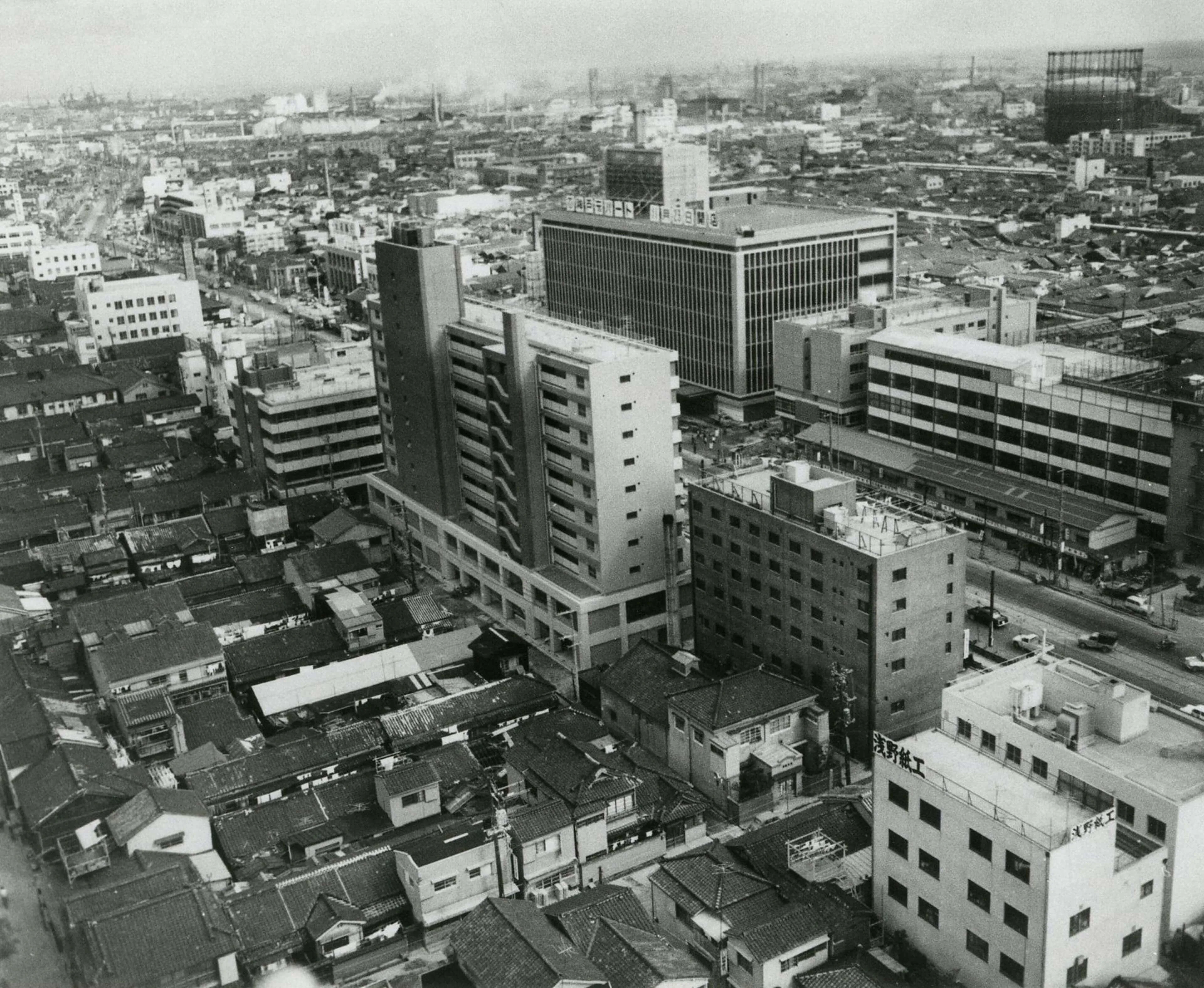 低い家と高い建物がはっきりと左右でわかれている俯瞰の写真。下に写真の説明あり。