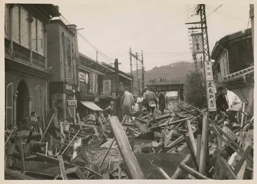 1938年に起きた阪神大水害で、流れてきた板や土砂で埋まった元町6丁目付近の写真。