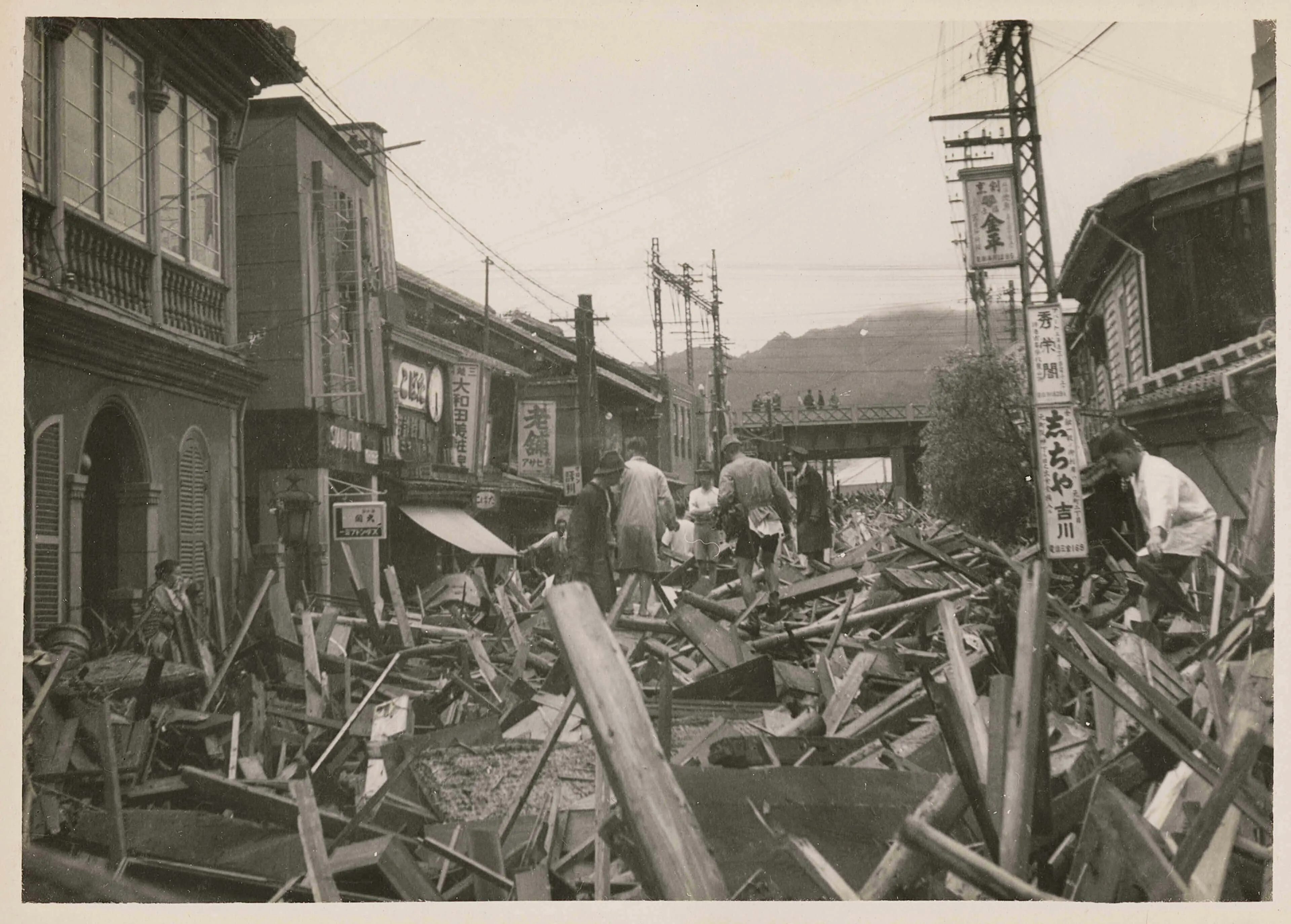 1938年に起きた阪神大水害で、流れてきた板や土砂で埋まった元町6丁目付近の写真。