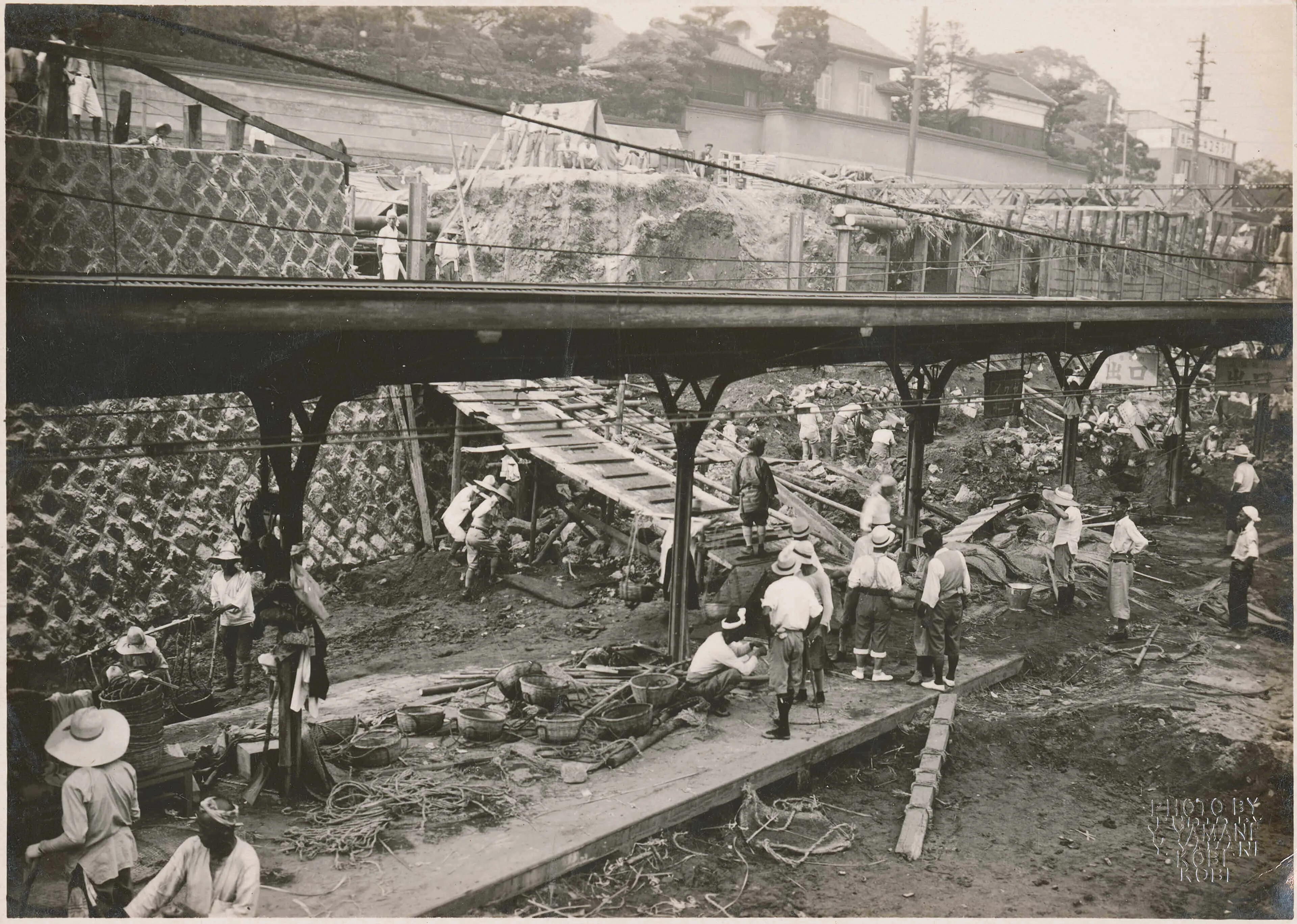 1938年に起きた阪神大水害で、阪神岩屋駅になだれ込んだ土砂を撤去する人々の写真。