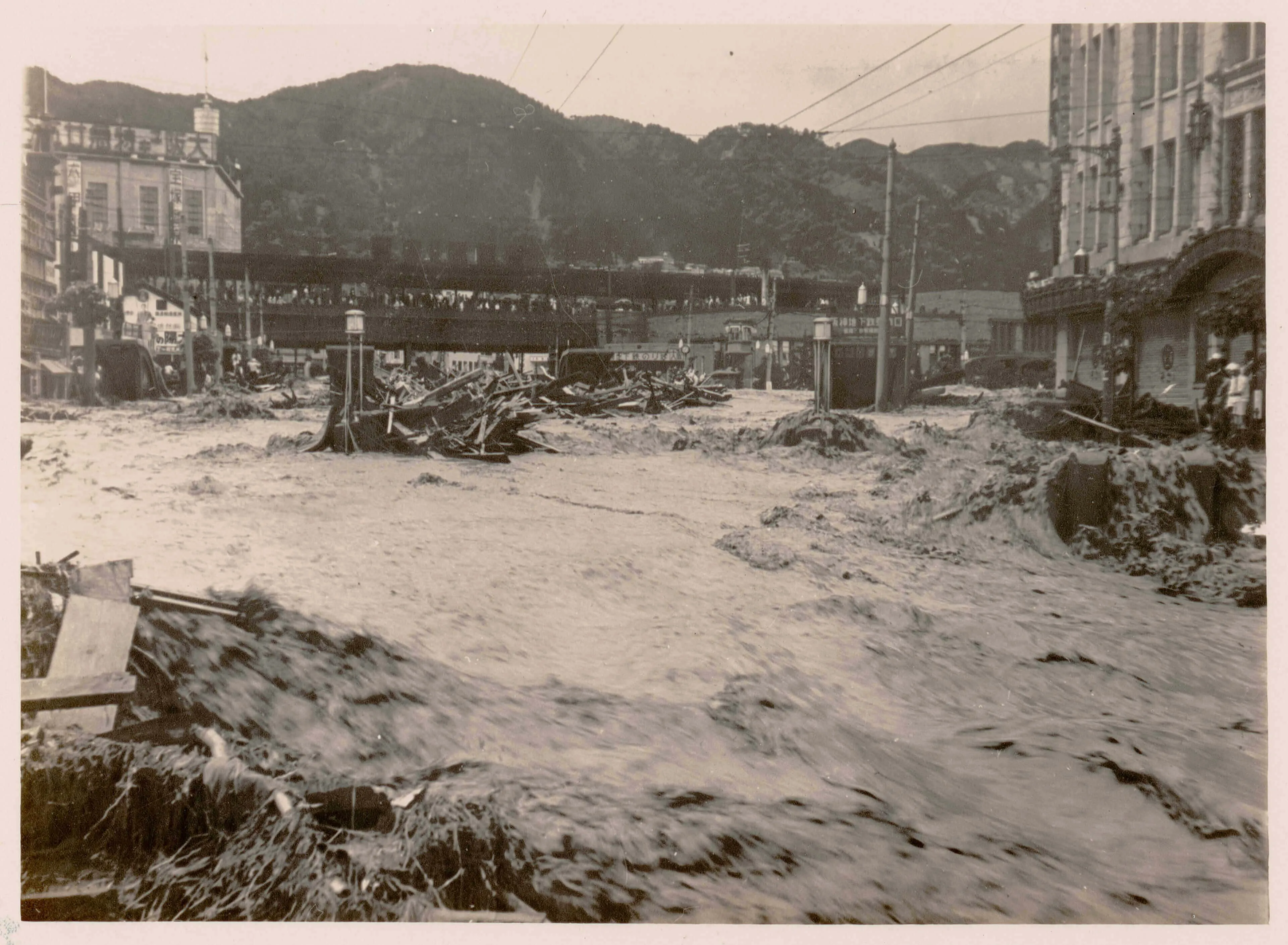 1938年に起きた阪神大水害で、濁流が三宮のそごう前の道路を埋め尽くしている写真。