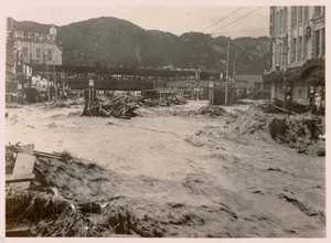 三ノ宮駅・そごう前を埋め尽くす濁流、1938年7月