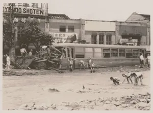 濁流と化した道を渡るために綱が張られた加納町3丁目交差点、1938年7月